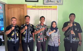 Koordinator Divisi Pencegahan, Partisipasi Masyarakat, dan Hubungan Masyarakat, Wiwit Puspitasari, melakukan kunjungan dan uji petik data pemilih di Desa Pasir, Kecamatan Mijen. (4/6/2026)