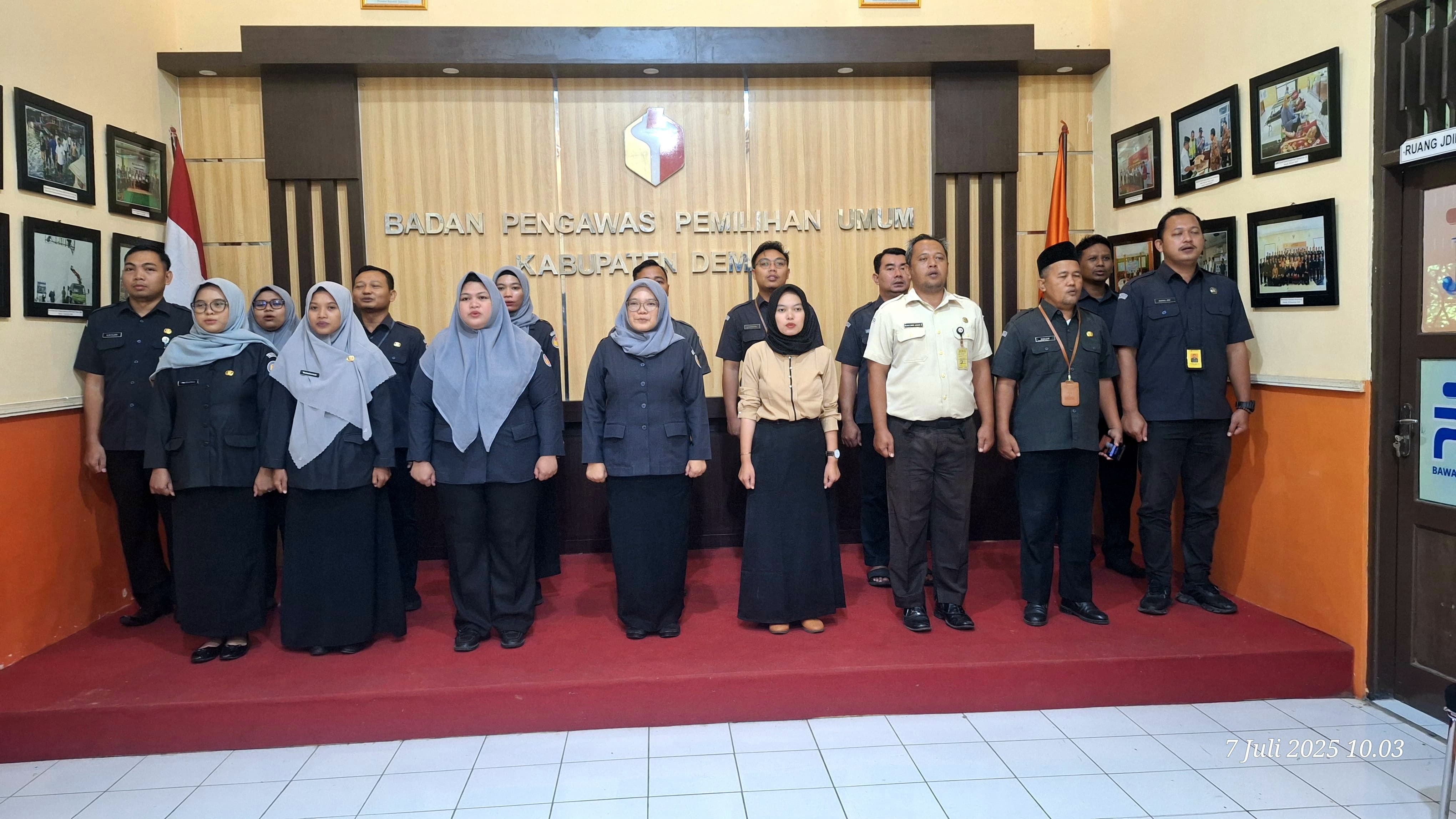 Bawaslu Demak Menyanyikan Indonesia Raya