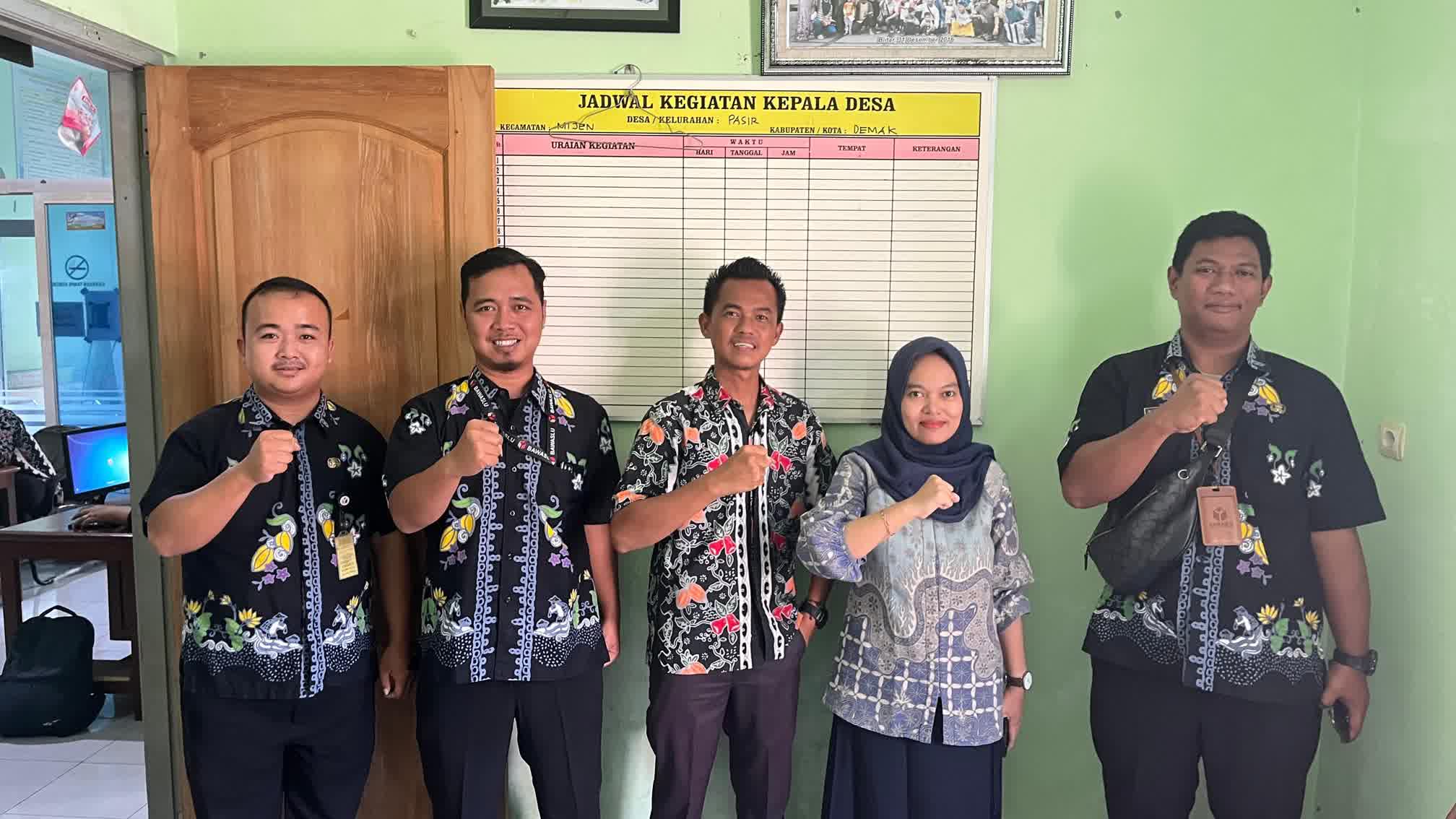 Koordinator Divisi Pencegahan, Partisipasi Masyarakat, dan Hubungan Masyarakat, Wiwit Puspitasari, melakukan kunjungan dan uji petik data pemilih di Desa Pasir, Kecamatan Mijen. (4/6/2026)