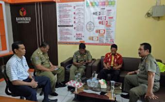 Panwas Kabupaten Demak menerima kunjungan Kepala Satuan Polisi Pamong Praja (Satpol PP) Drs. Bambang Saptoro